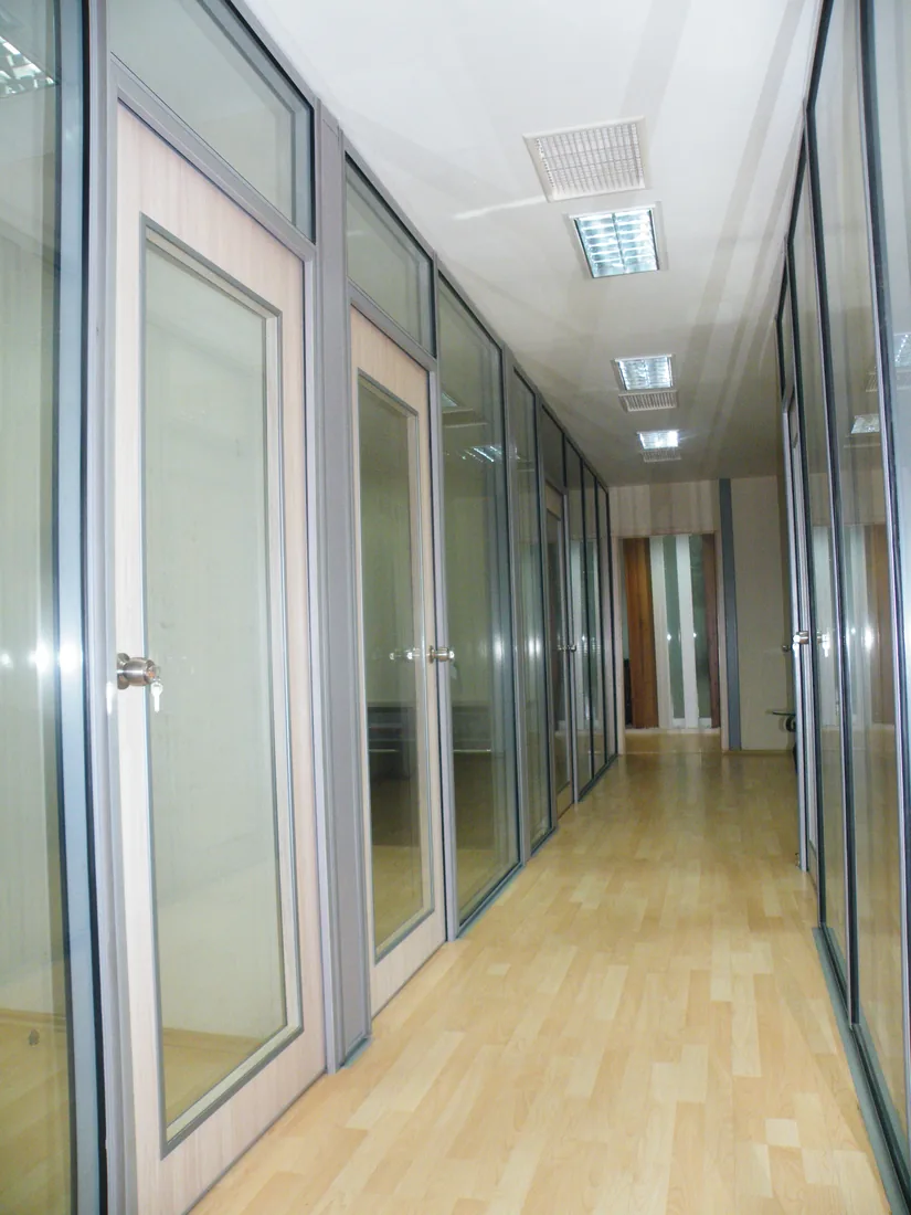 Cam bölmeli klinik veya ofis koridoru