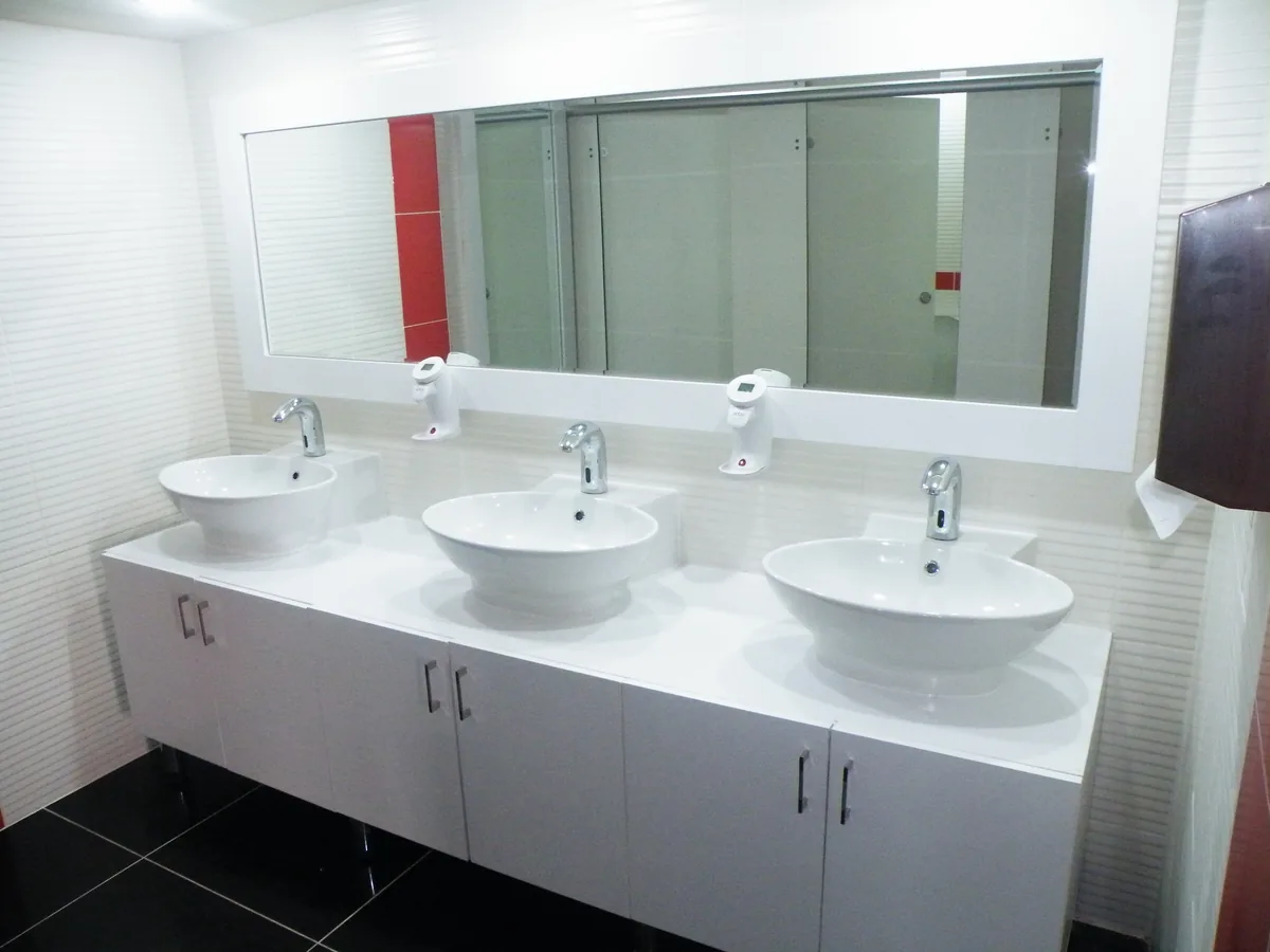 Sağlık yapıları için hijyenik ıslak hacim lavabo uygulaması
